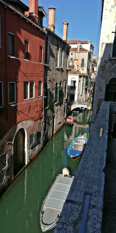 Balcone Sul Canale Venecia Exterior foto
