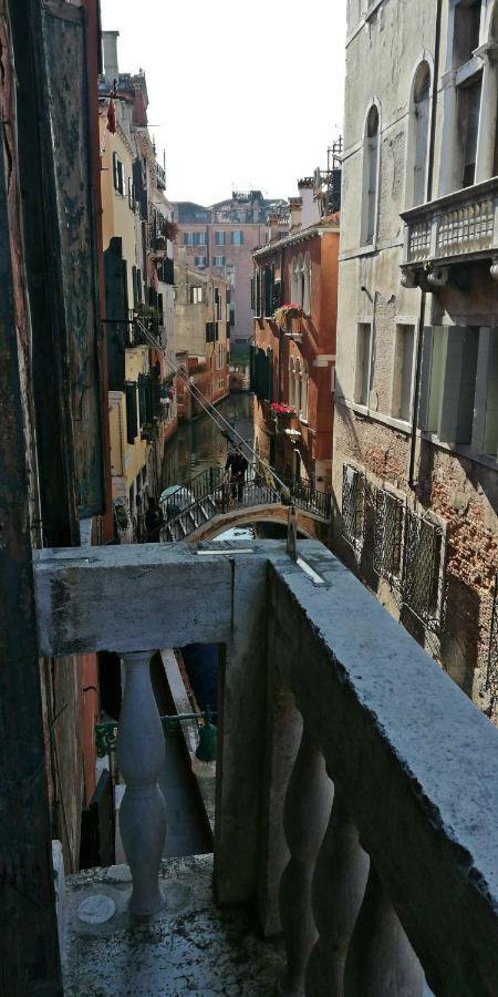 Balcone Sul Canale Venecia Exterior foto