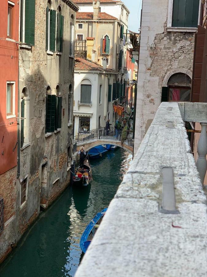 Balcone Sul Canale Venecia Exterior foto